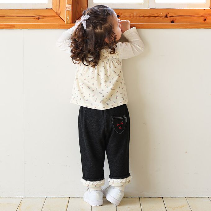 日本 ZOOLAND - 甜美荷葉花朵反摺七分褲-櫻桃刺繡-黑