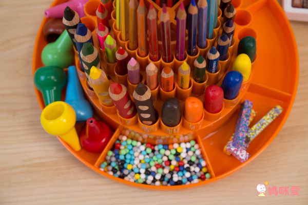 上學好物！小童必備文具美術用品☛德國 LYRA 洞洞筆 ✖ 義大利 GIOTTO 蠟筆 ✖ 美國 ALEX 筆座＆圍裙