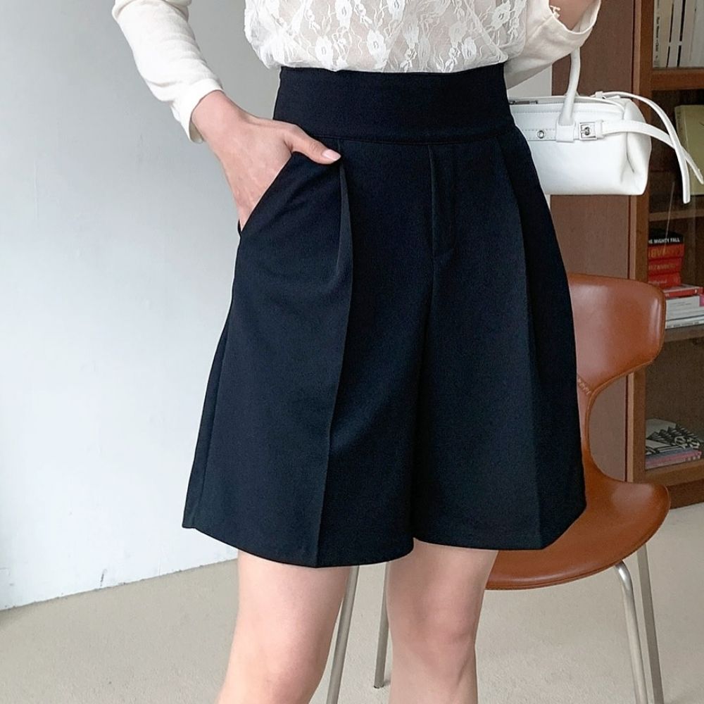 VETICA 韓製顯瘦-5kg小腹收收打褶西裝短褲-黑