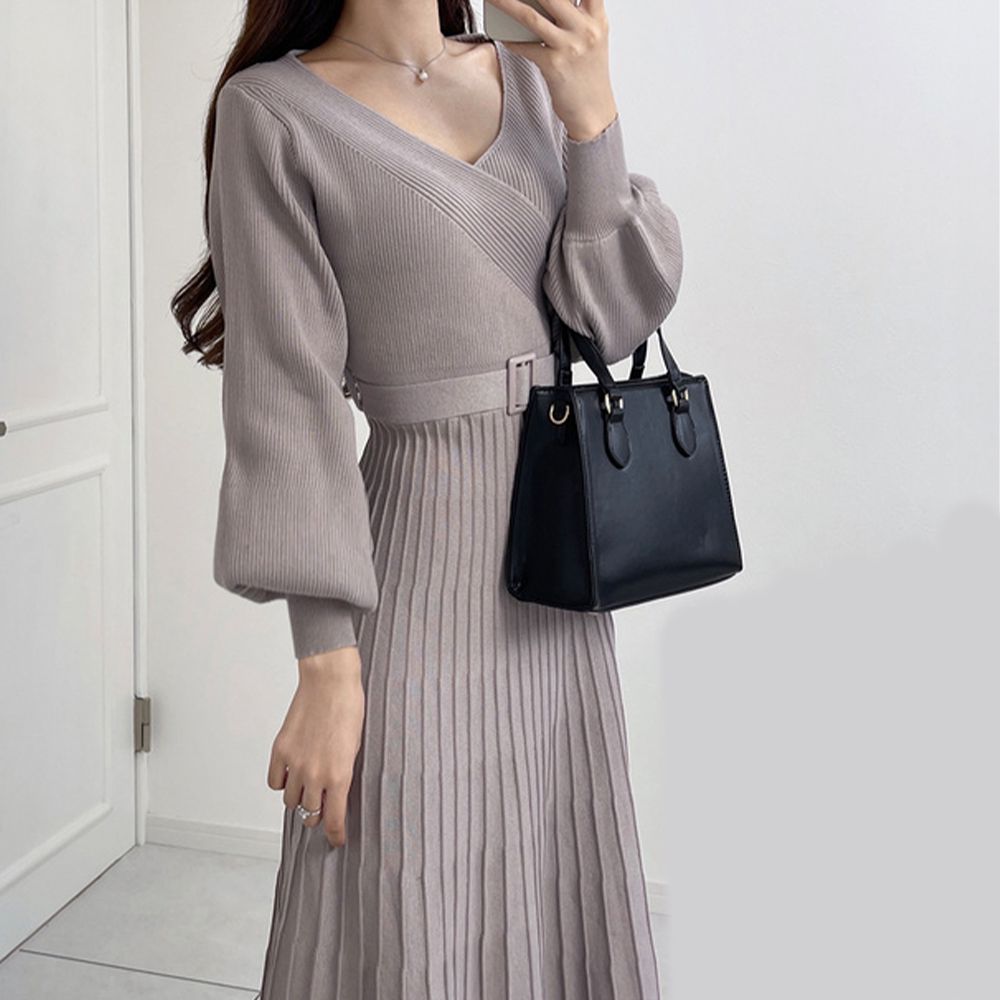 V領顯瘦合身百褶針織長袖洋裝(附腰帶)-灰棕