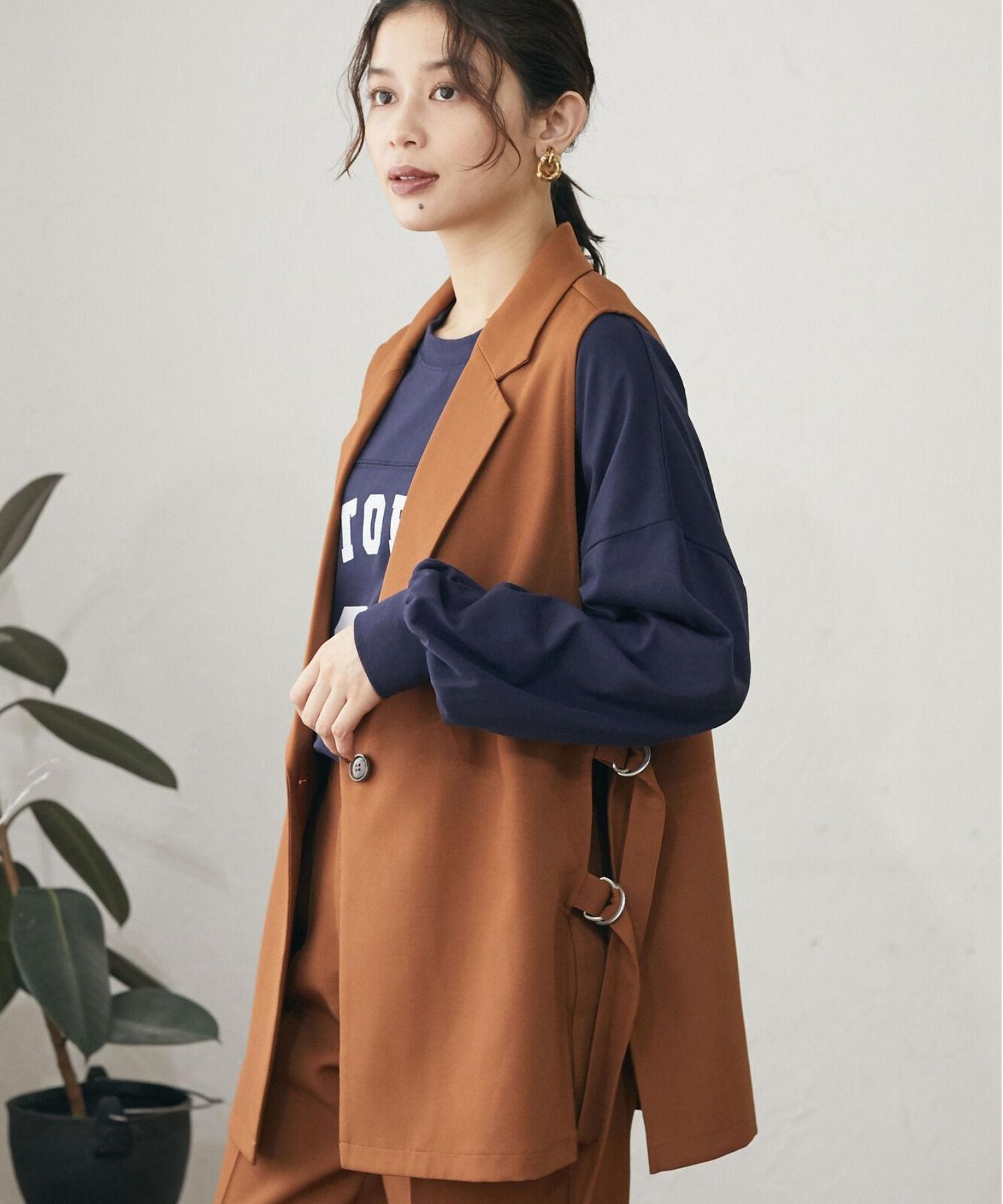 日本 ELENCARE DUE - 率性側開衩扣帶無袖西裝外套-黑