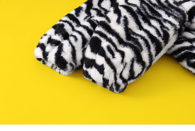 卡通人物史努比斑馬紋毛絨保暖外套-SNOOPY三角小標籤-黑色