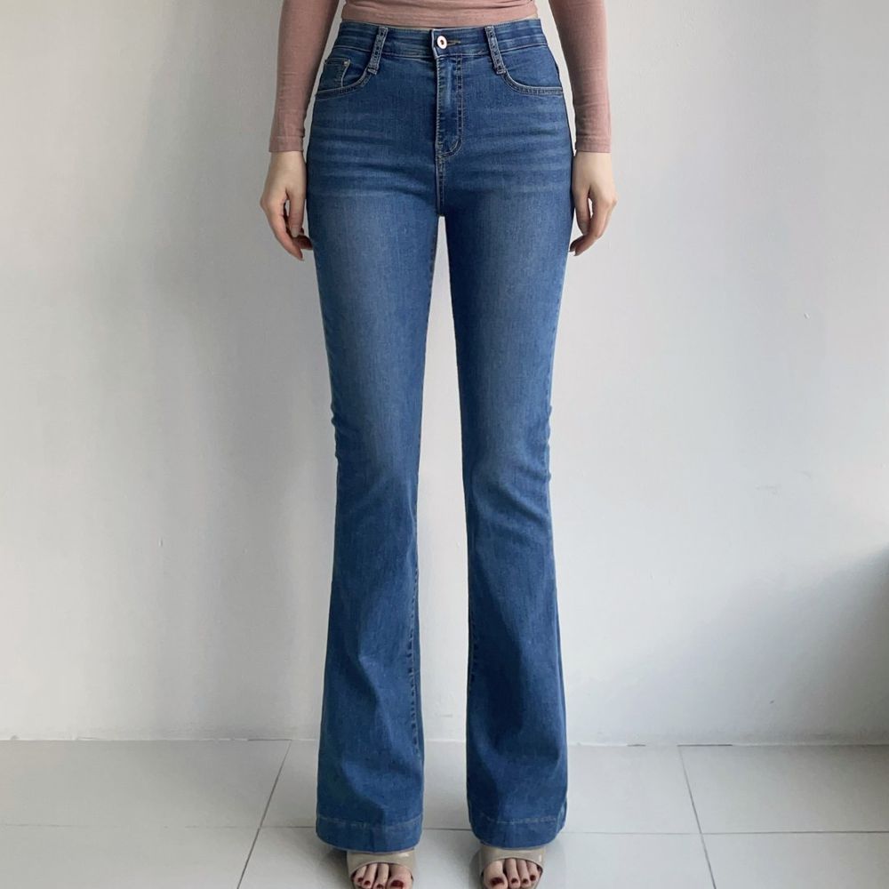 Howluk 彈性腰嚴選丹寧美臀喇叭褲-深藍