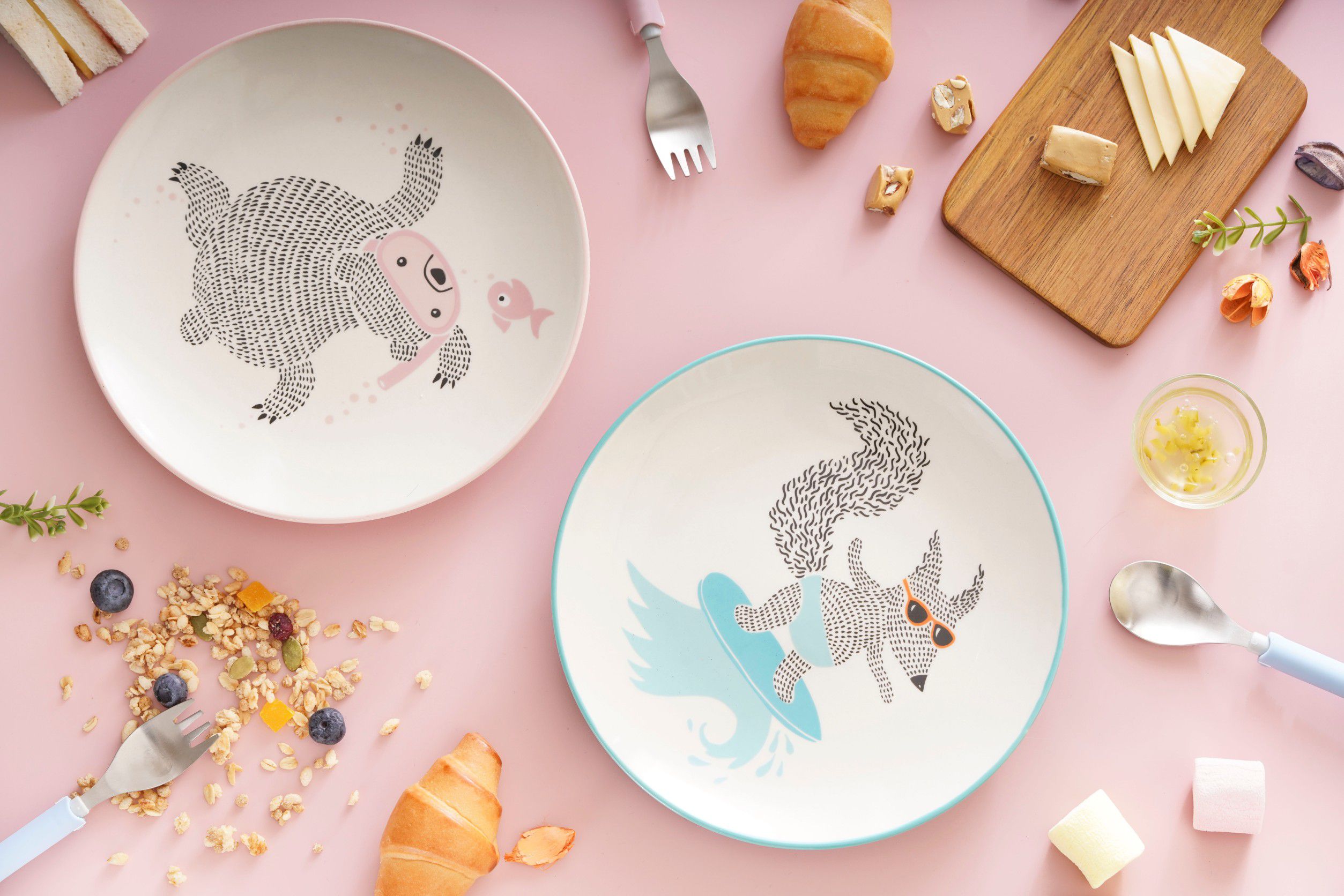 BLOOMINGVILLE - 衝浪狐狸陶瓷盤(粉藍)+潛水熊熊陶瓷盤(粉紅)-動物-海洋-8吋盤