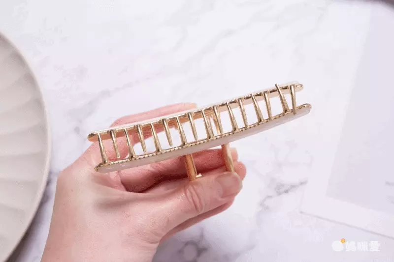 質感花紋金屬一字抓夾-焦糖色
