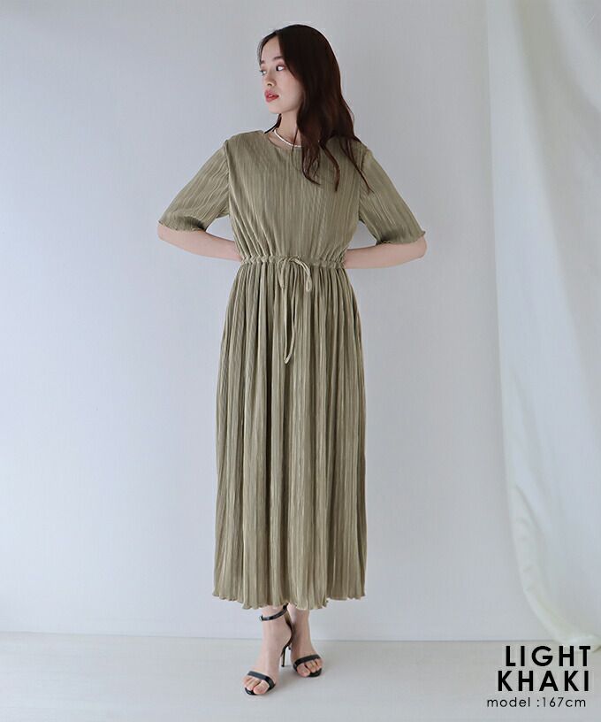 日本 BLUE EAST - 微光澤細摺縮腰短袖洋裝-黑