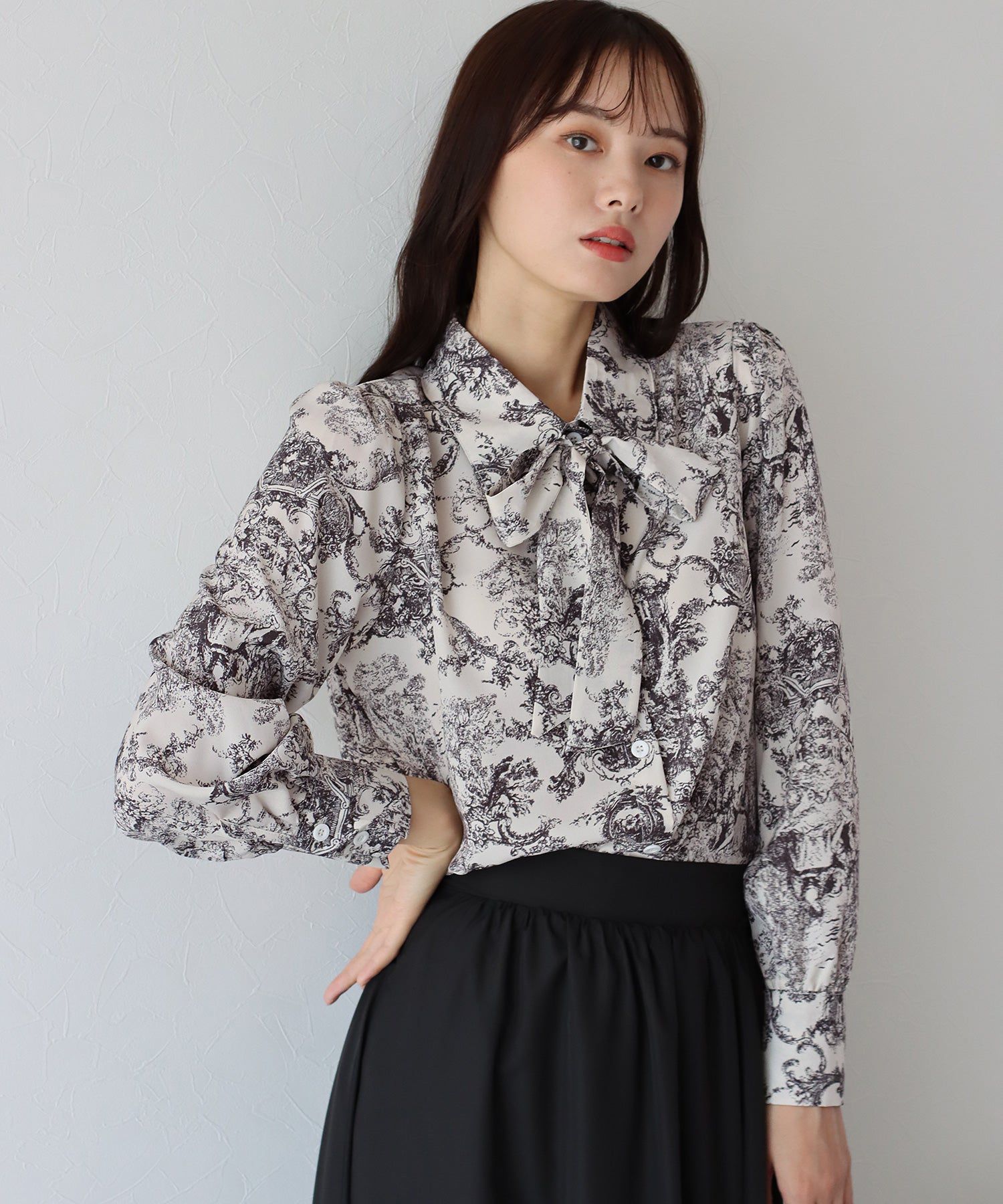 日本 BLUE EAST - 優雅紐結雪紡長袖襯衫-印花-淺杏