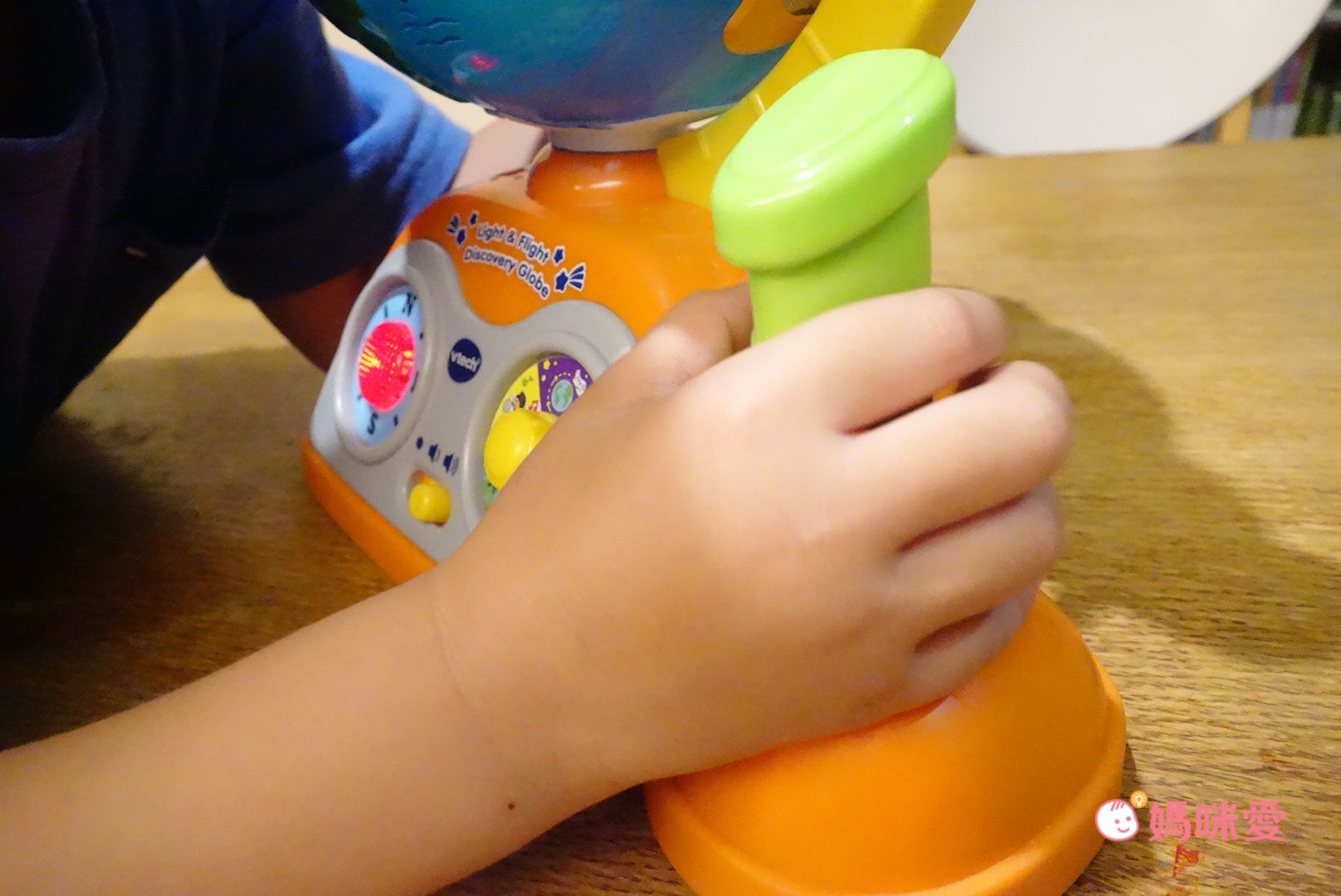 化身飛行員探索世界【Vtech】聲光探索地球儀