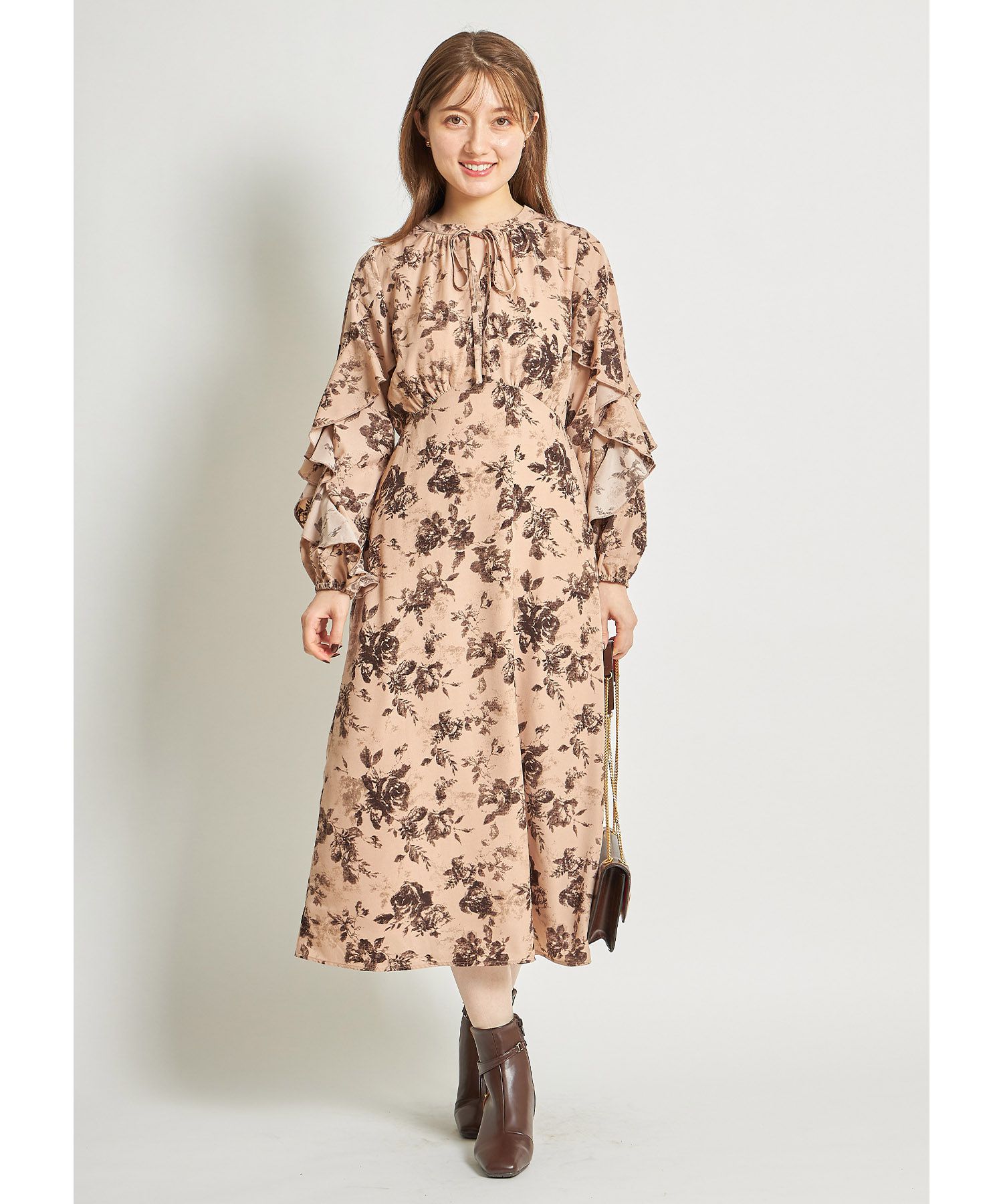 日本 tocco-closet - 優雅花朵波浪袖洋裝-粉膚杏