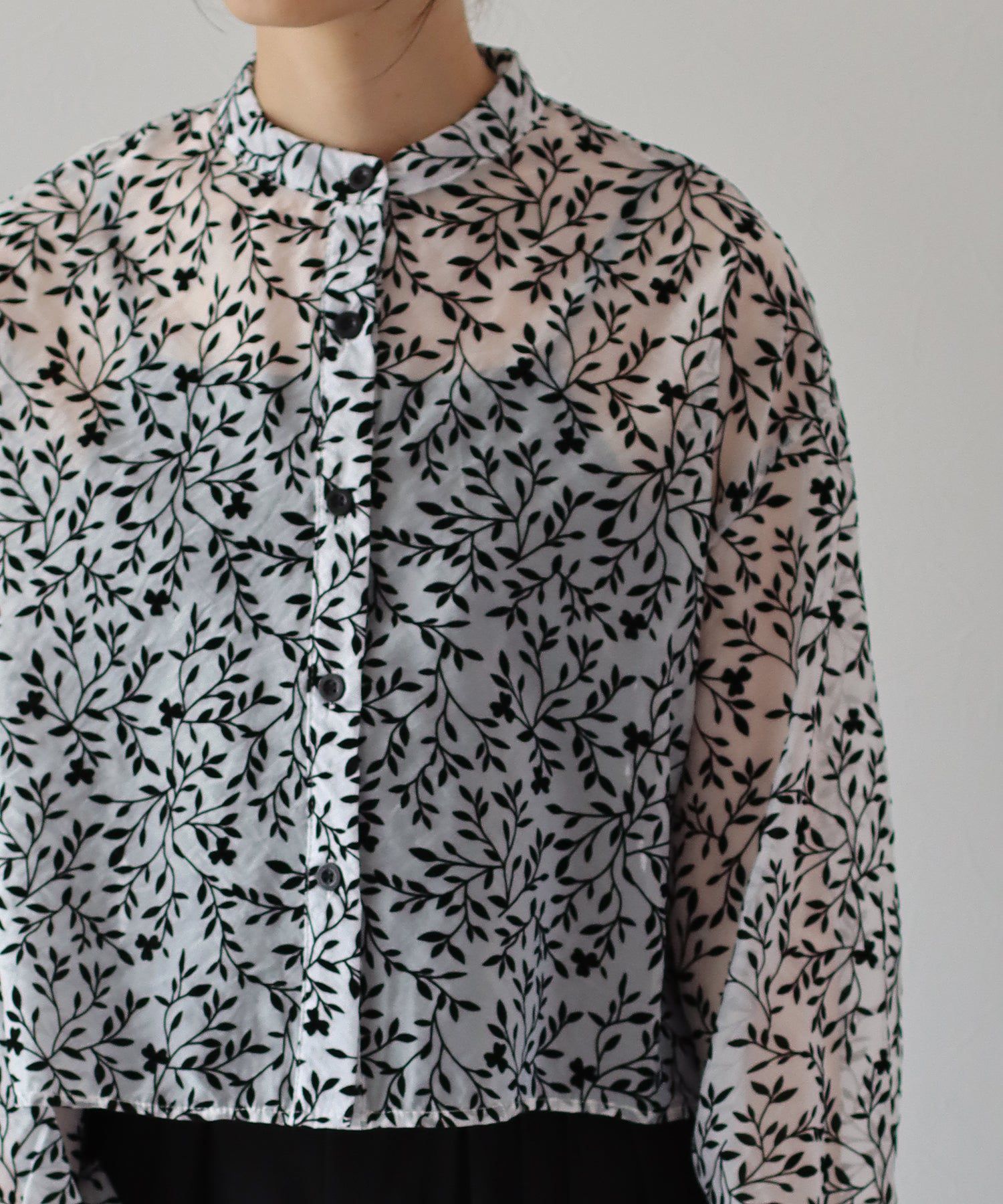 日本 BLUE EAST - 優雅透感植物紋長袖襯衫-黑