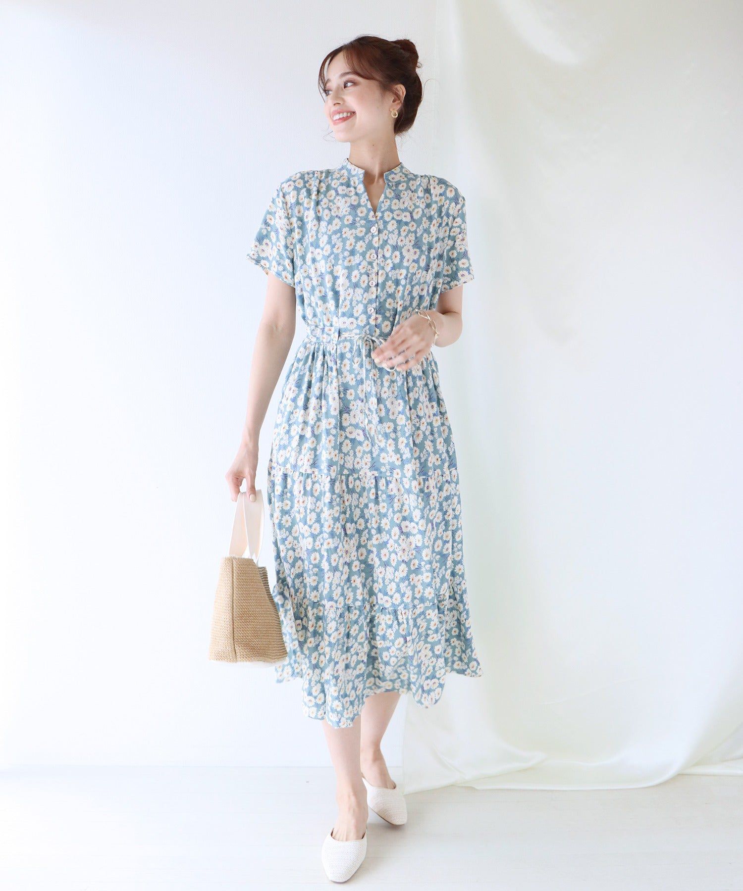 日本 BLUE EAST - 氣質小V領排釦短袖洋裝-碎花-深藍 (M(Free))