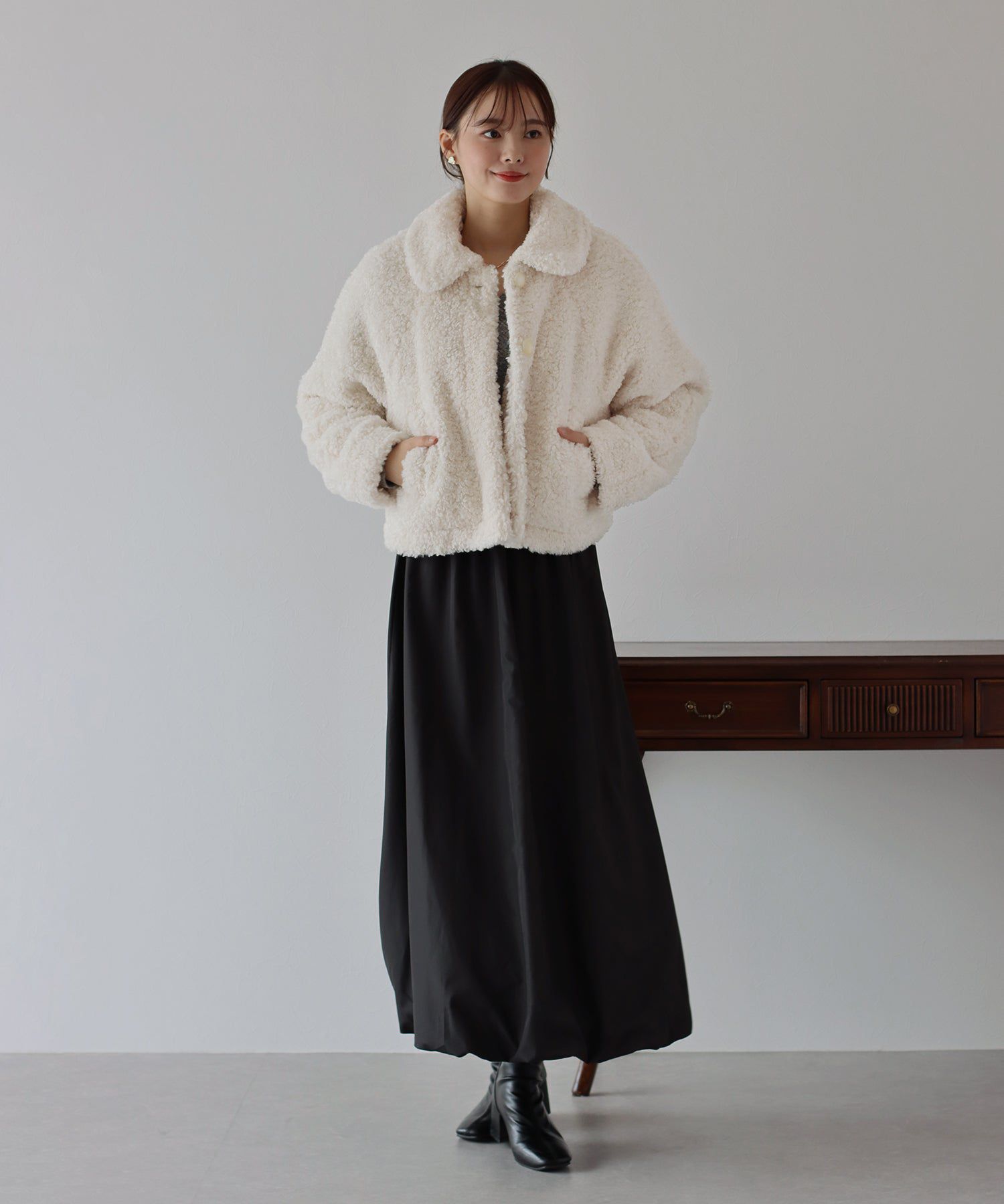 日本 BLUE EAST - 輕盈絨毛圓領短版外套-深咖啡