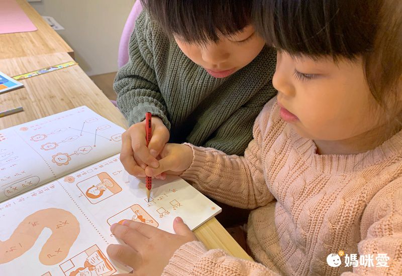 《嘎嘎的光照書》照光就能看見身體器官