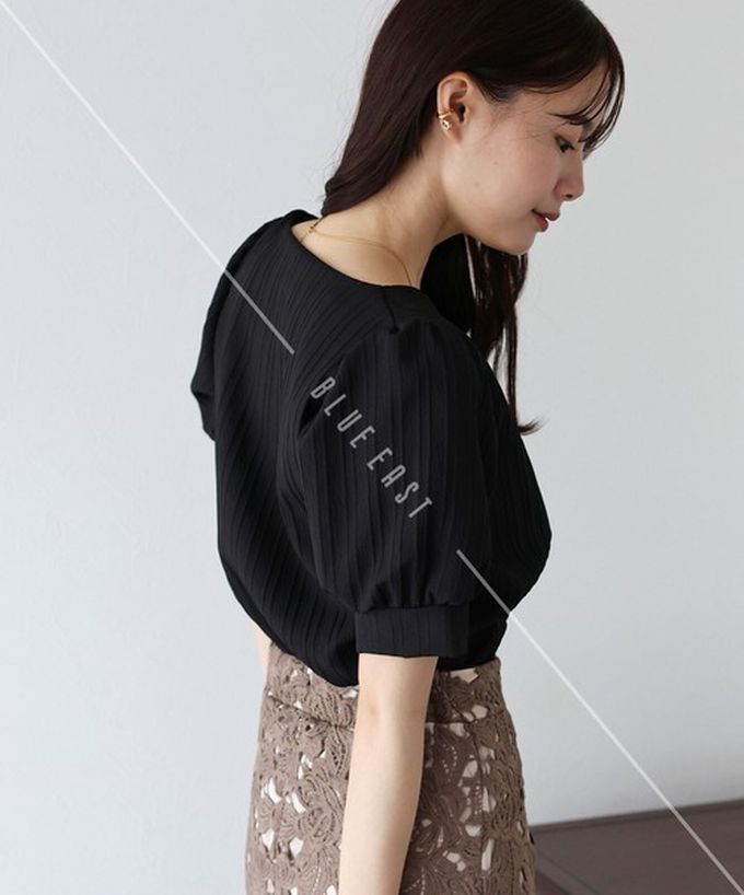 日本 BLUE EAST - 韓國製 心型領細緻泡泡短袖襯衫-黑