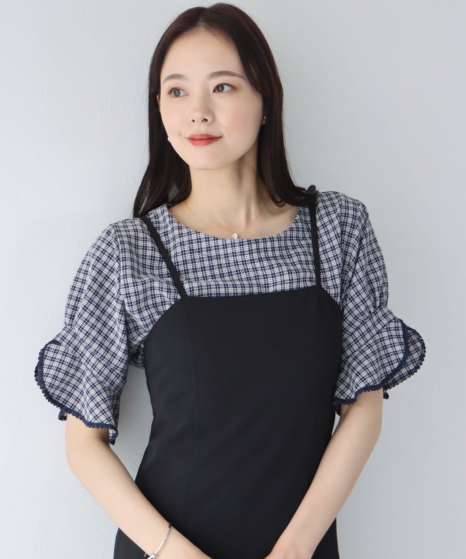 日本 BLUE EAST - 圓領小格紋荷葉五分袖上衣-水藍