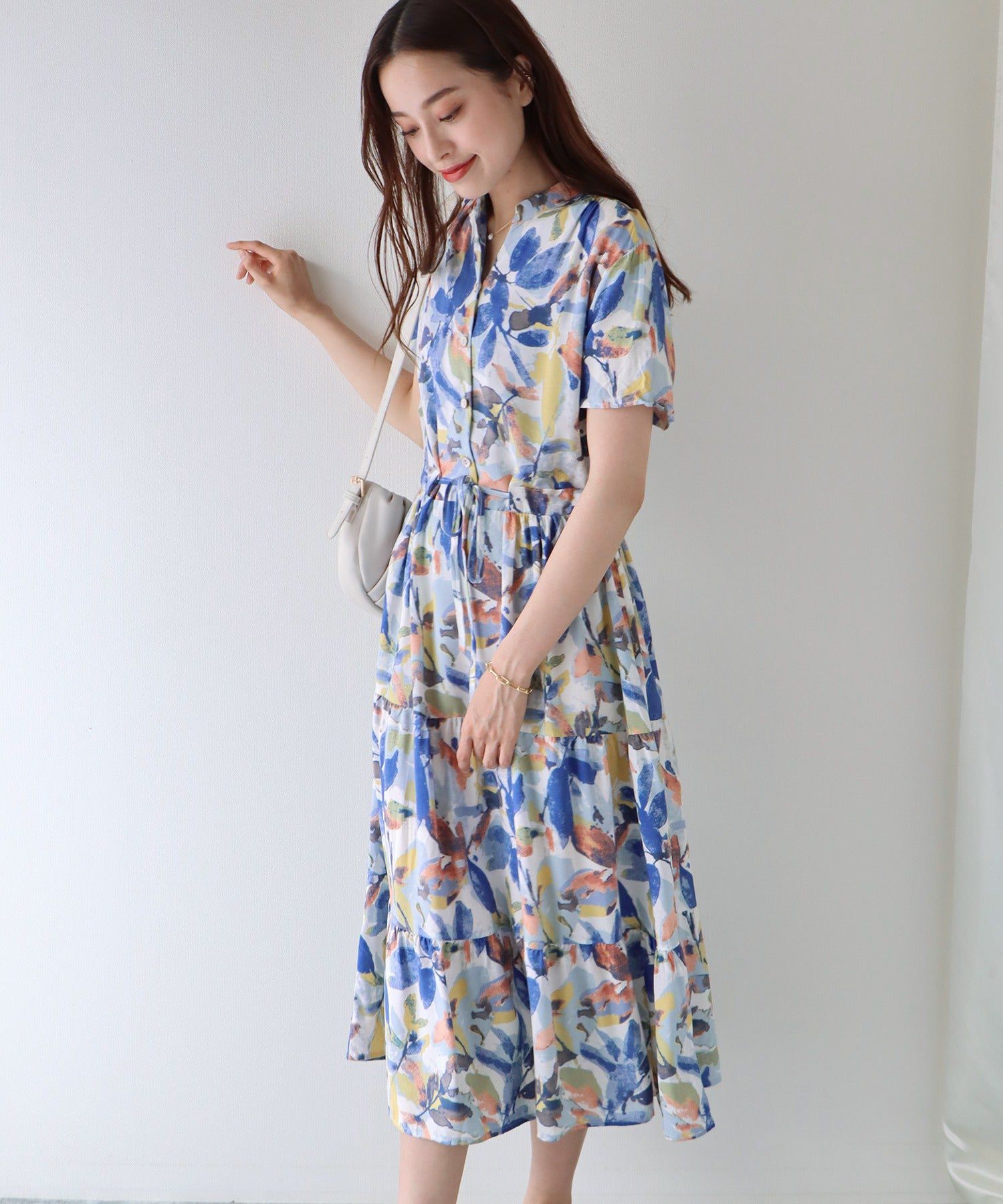 日本 BLUE EAST - 氣質小V領排釦短袖洋裝-碎花-深藍 (M(Free))