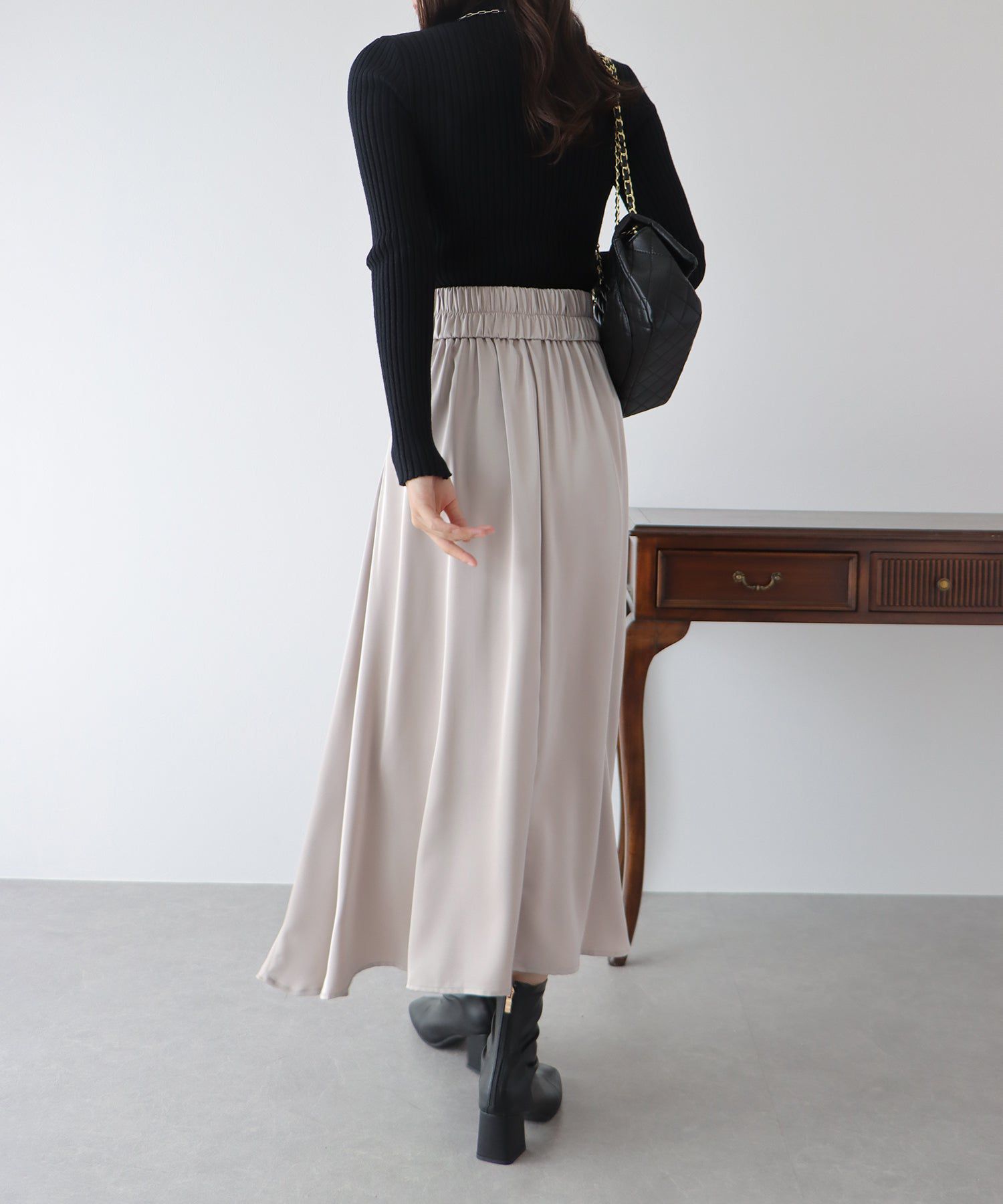 日本 BLUE EAST - 光澤不規則抓皺修身長裙-深灰