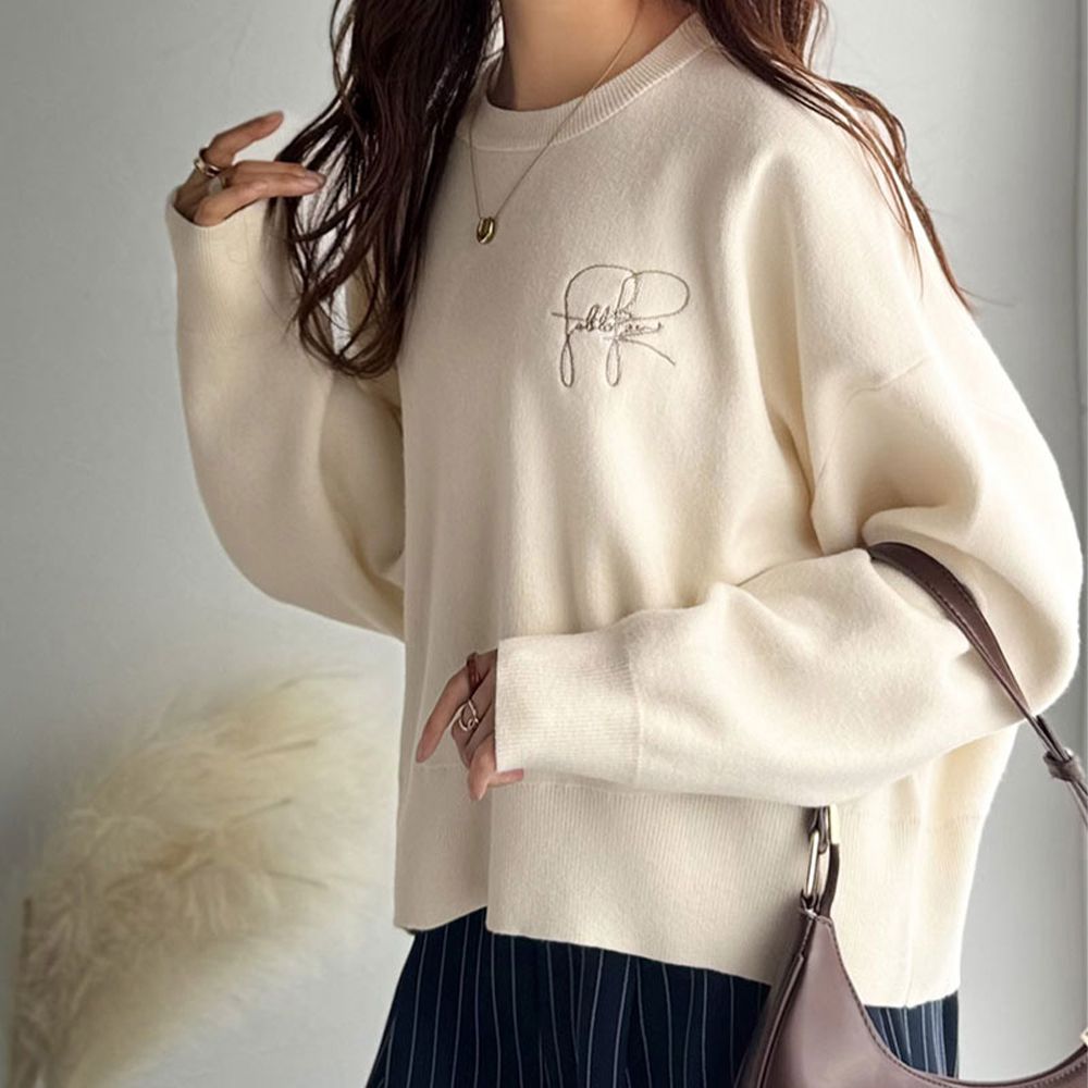 手寫風刺繡logo復古柔美針織上衣-象牙白