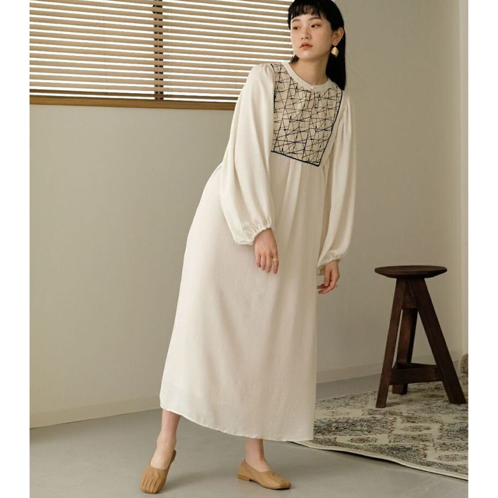 日本 Bou Jeloud - 胸前線條刺繡長袖洋裝-米