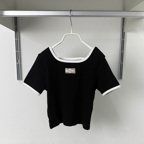 蕾絲標籤點綴挖背羅紋短袖上衣-黑