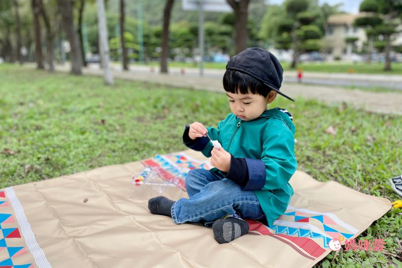 日本現代百貨 - 圖騰輕便野餐墊(附收納袋/地釘*4)(2-3人)-藍 (140x90cm)