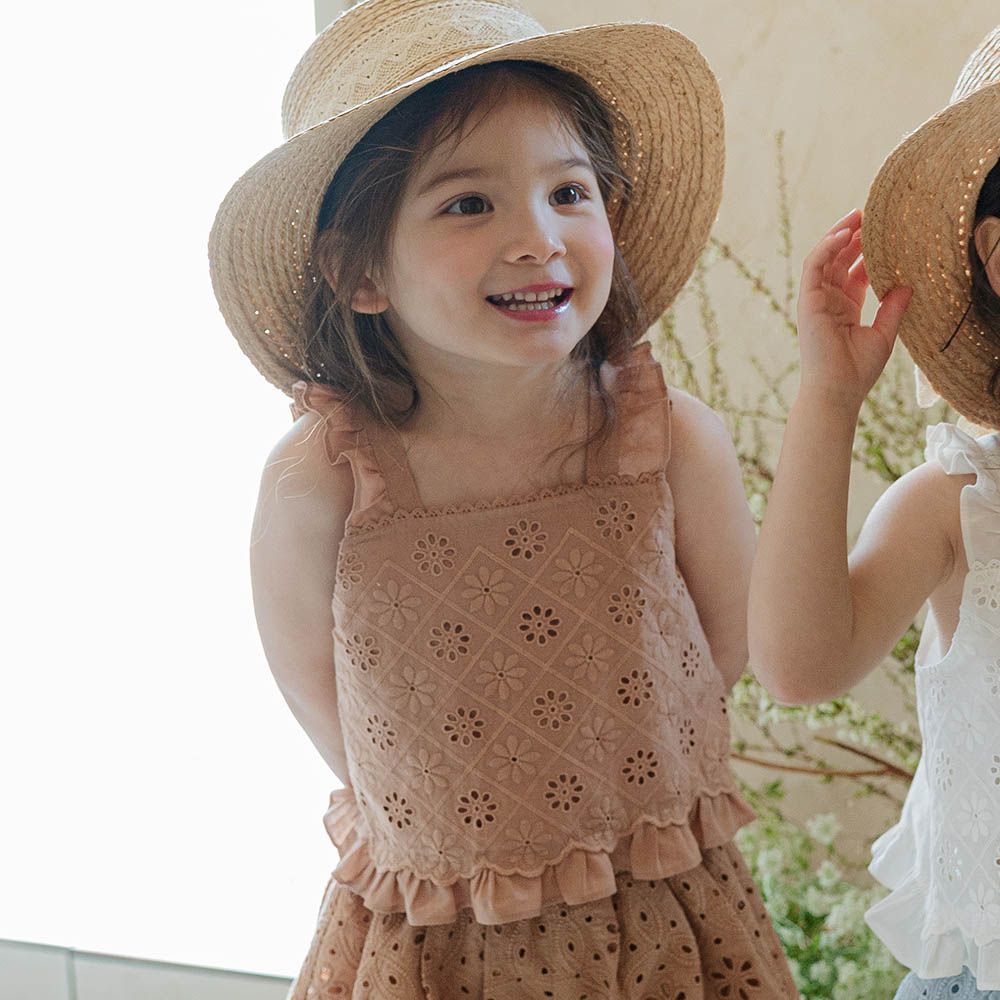 菱格繡花鏤空荷葉肩袖背心上衣-太妃糖