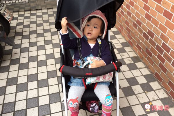 日本 Aprica 推車 TOP 4 ► 超人氣英倫風推車，輕量 3.3 kg，52cm 挑高推車座椅，寶寶更舒適