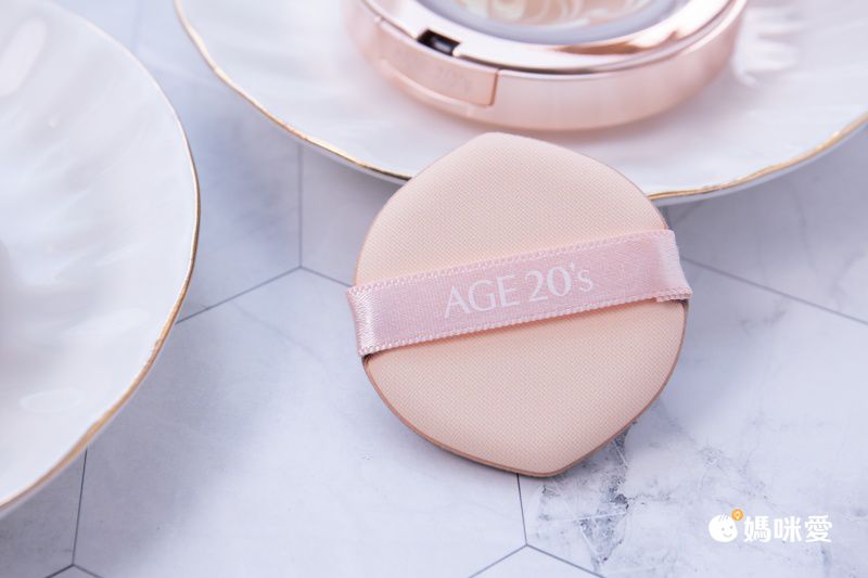 打造無瑕光澤肌！韓國 Age 20's 爆水粉餅