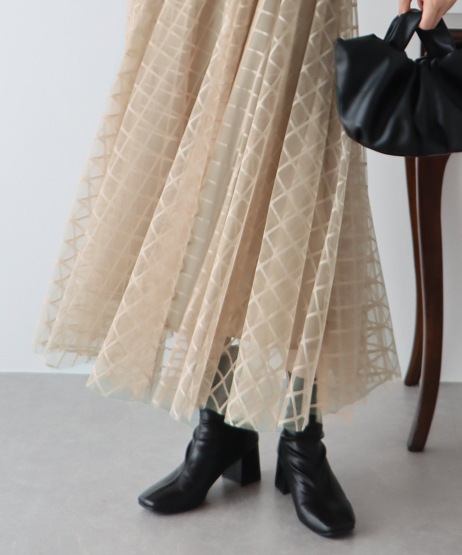 日本 BLUE EAST - 優雅格紋修身紗裙-簡約黑