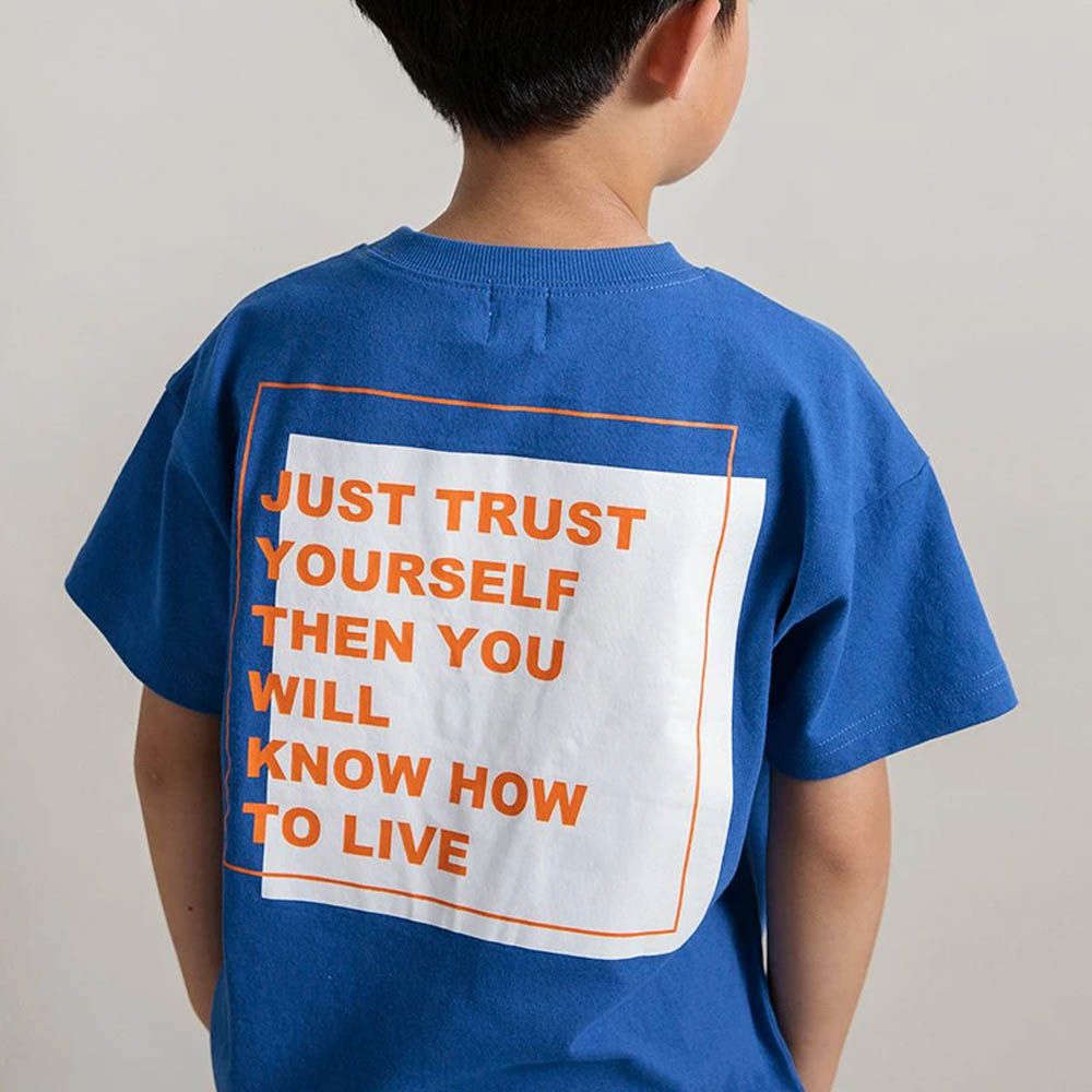 100%棉 街頭印花短袖上衣-背後標語-寶藍