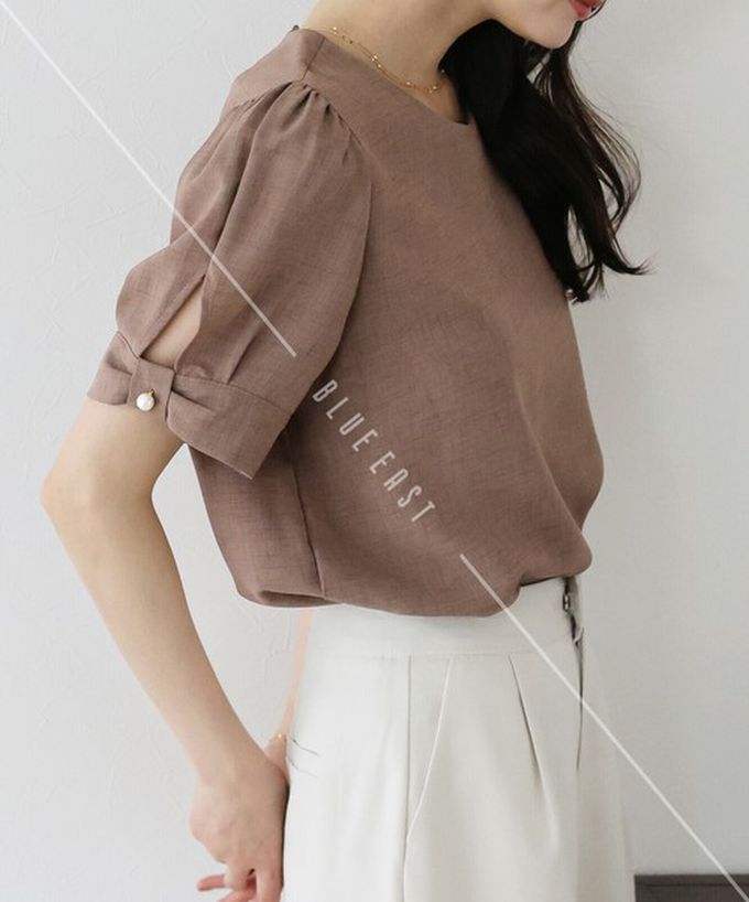 日本 BLUE EAST - 珍珠袖扣亞麻感氣質短袖上衣-摩卡 (M)