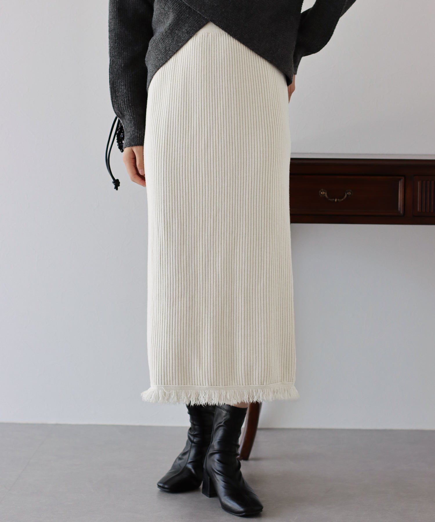 日本 BLUE EAST - 下擺流蘇俐落感針織長裙-白
