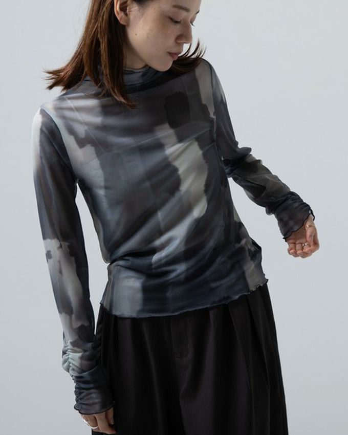 日本 gleam - 水彩畫風透膚皺摺高領長袖上衣-米杏x卡其灰系