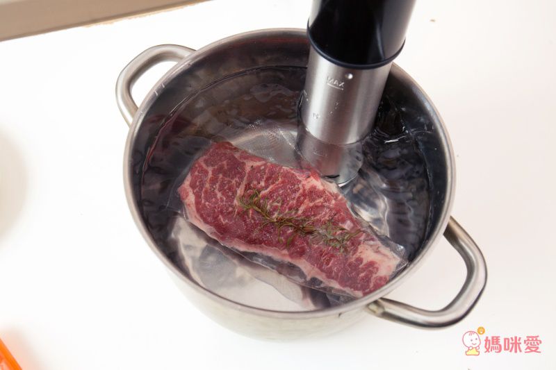 義大利 LAICA 萊卡 - 舒肥料理入門組合(低溫料理舒肥棒 SVC107+極輕巧真空包裝機 VT31150)