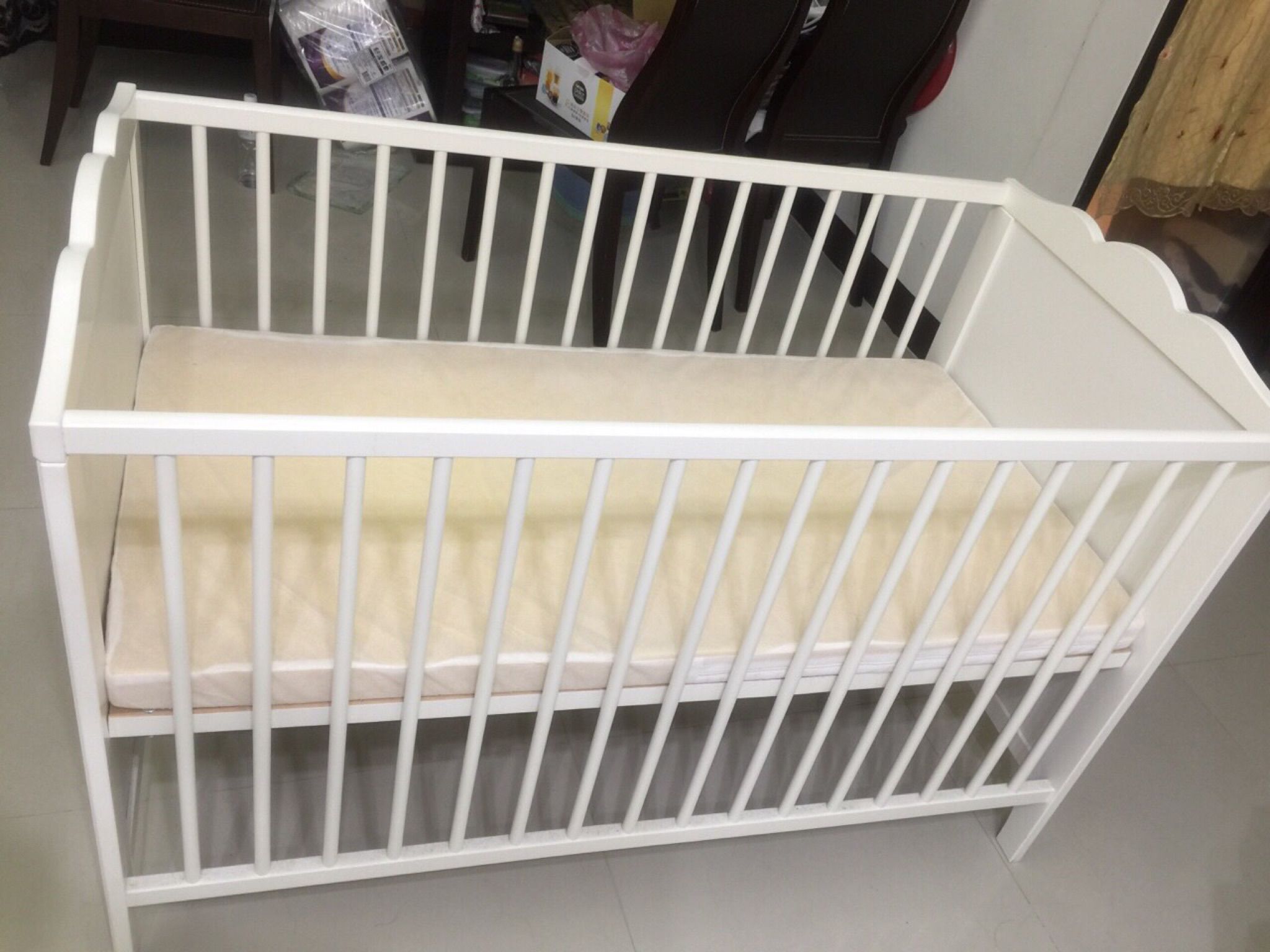 IKEA 8-9成新嬰兒床附上床墊及床包2個