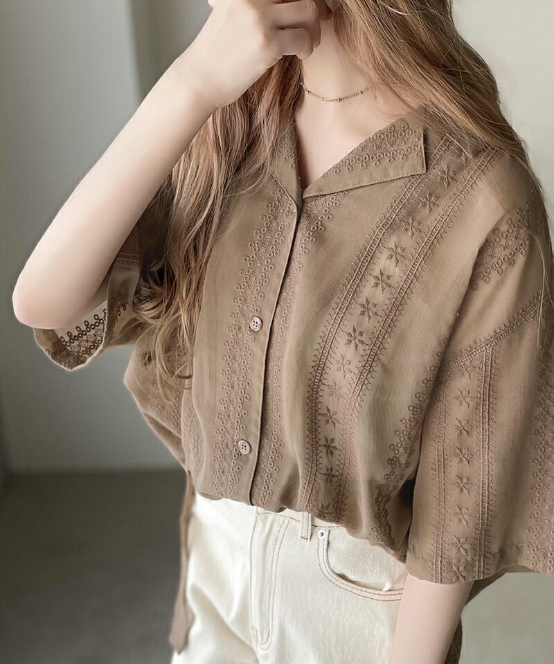 日本 Classical Elf - 空氣感花刺繡短袖襯衫-摩卡