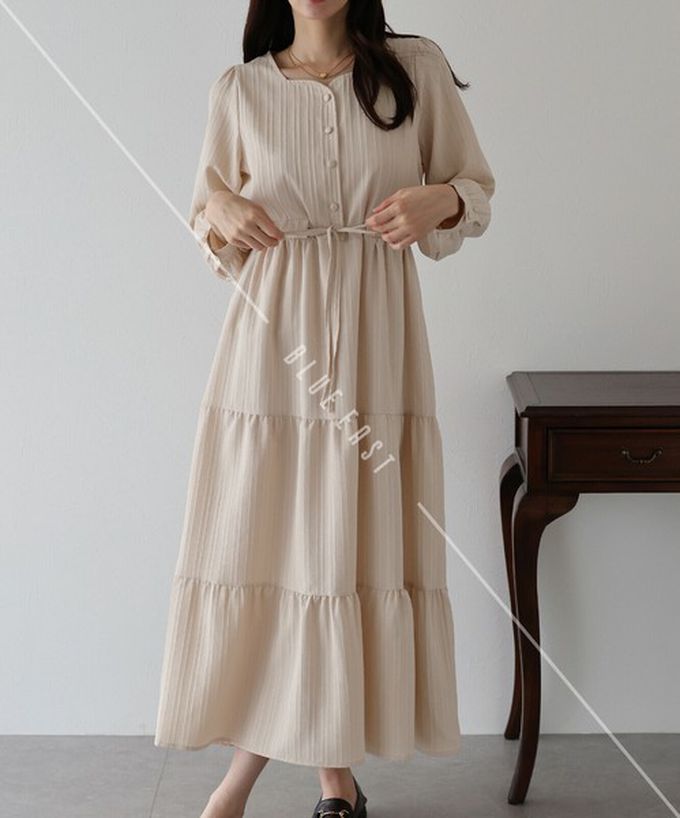 日本 BLUE EAST - 美型桃心領腰綁帶分層泡泡袖洋裝-卡其杏