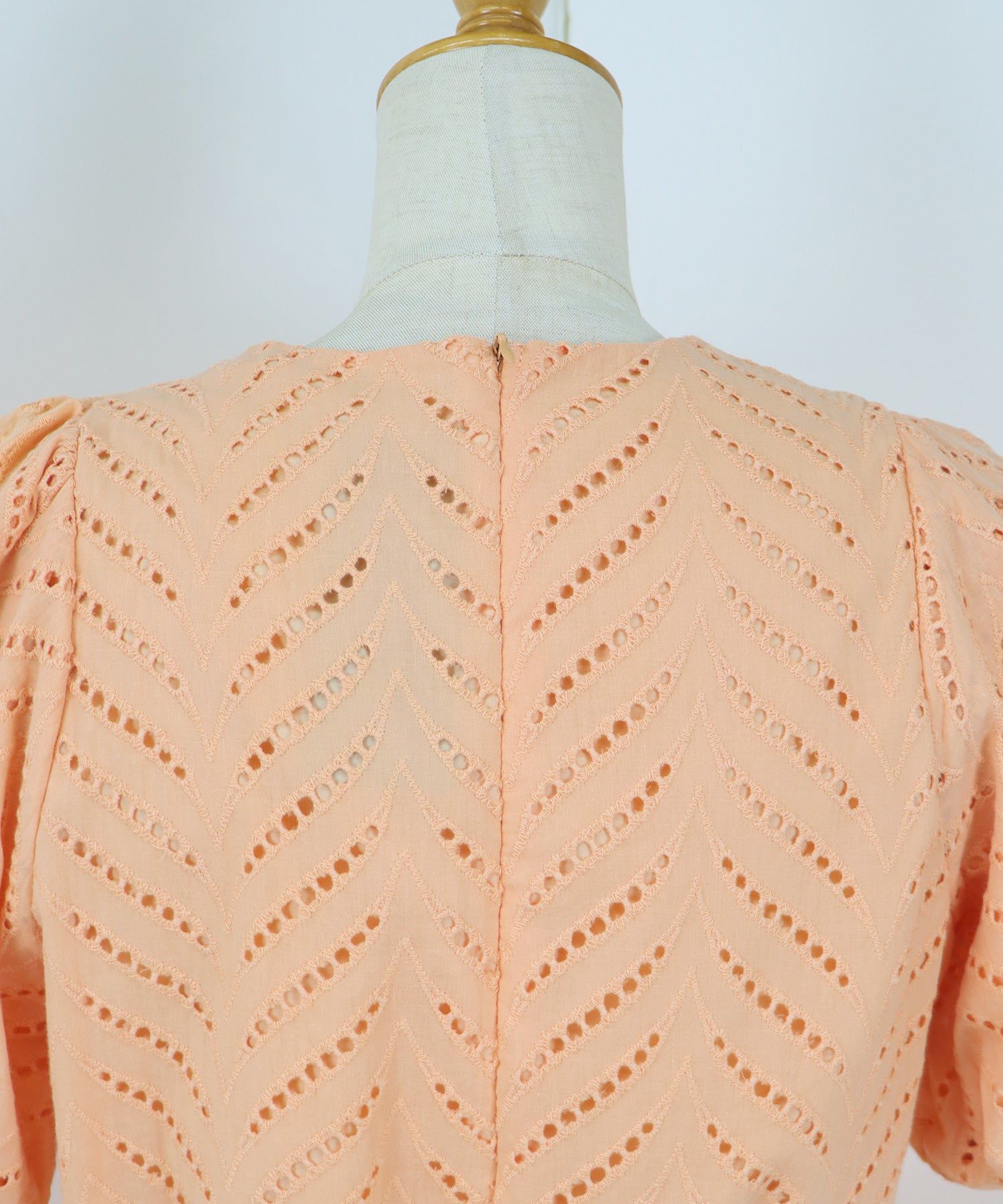 日本 BLUE EAST - 優雅雕花泡泡袖洋裝-白