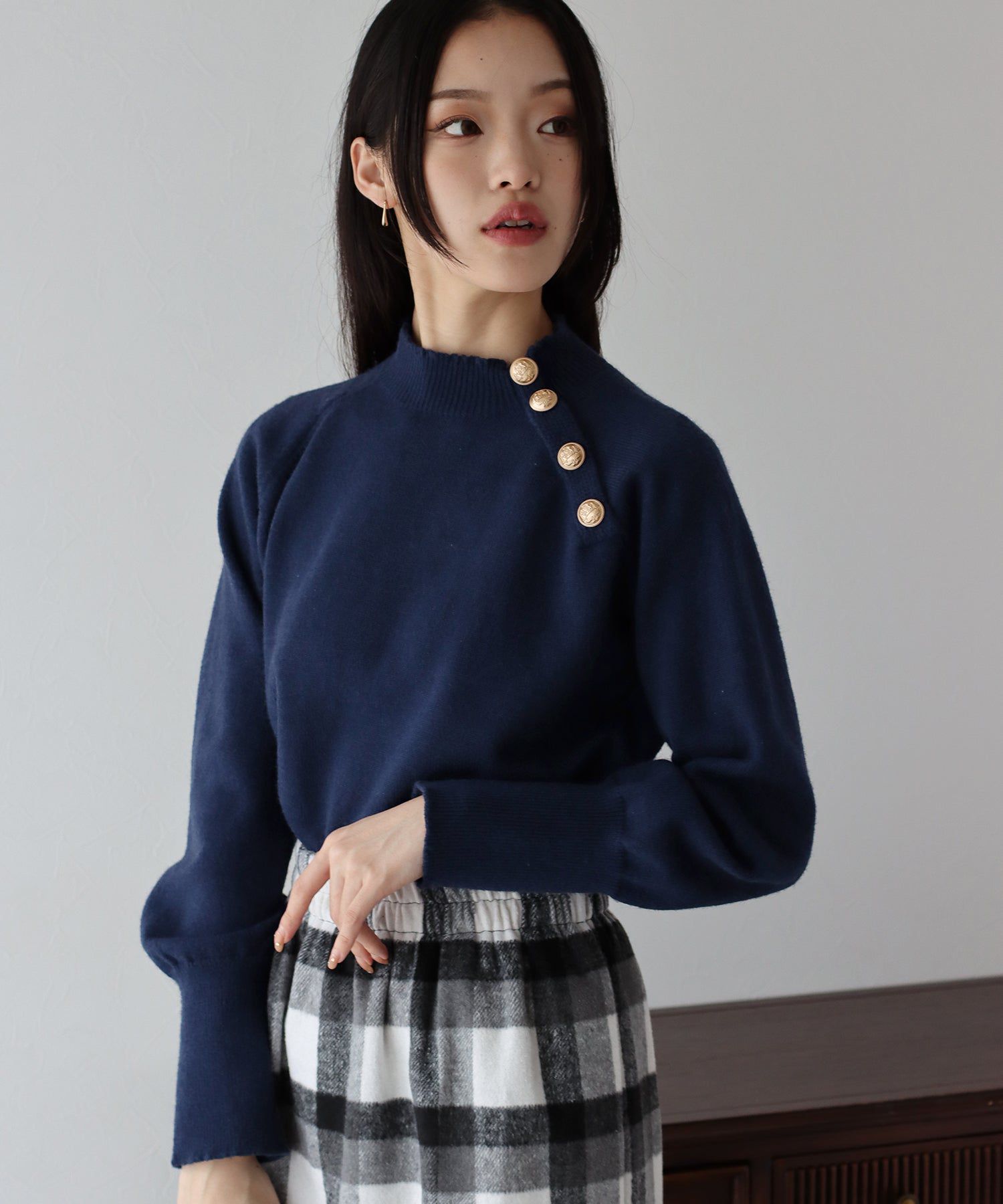 日本 BLUE EAST - 小圓金釦立領薄針織上衣-米杏