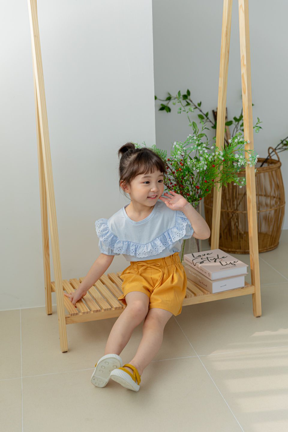 韓國 Orange Mom - 鏤空荷葉滾邊領上衣-淺粉紅