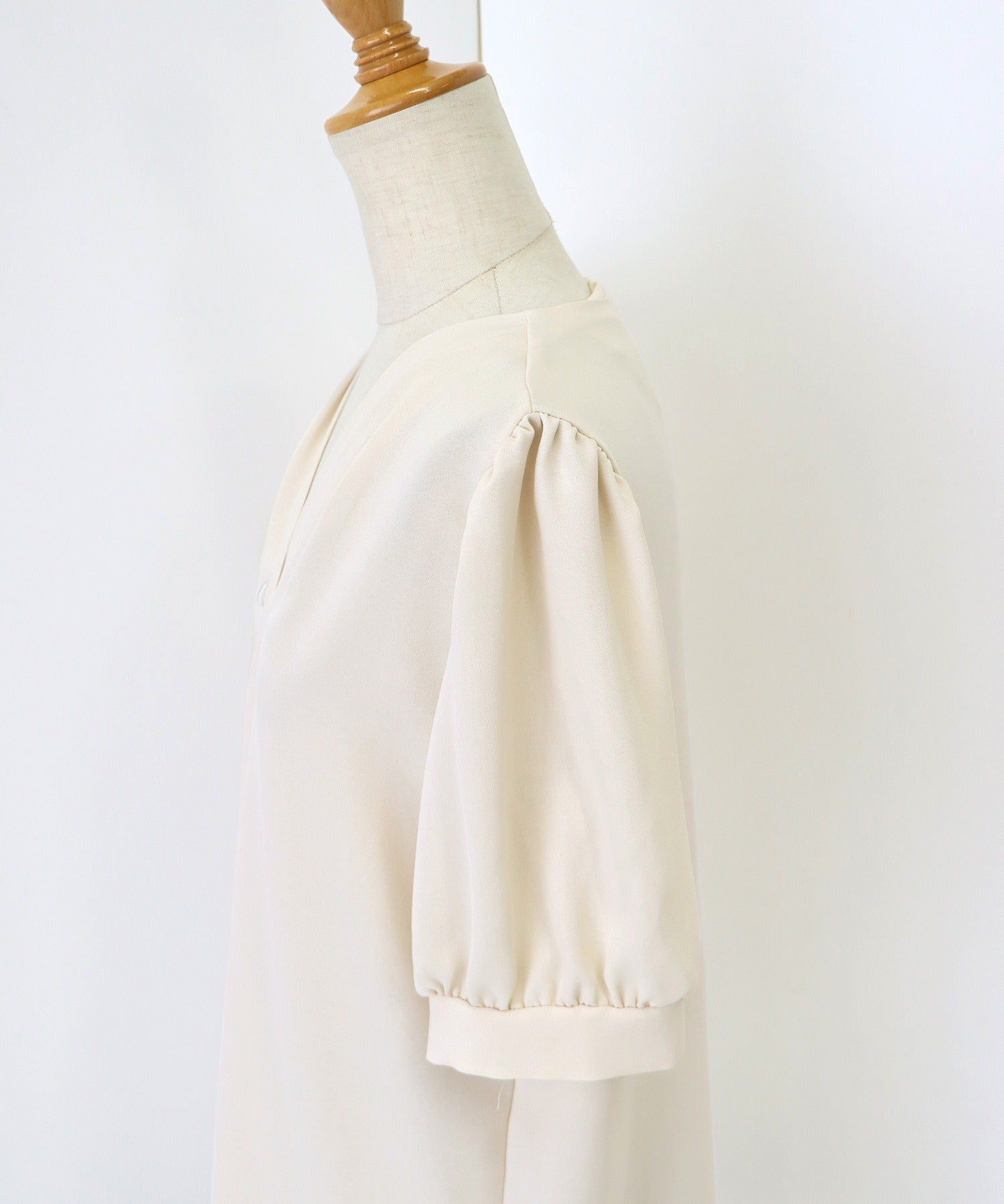 日本 BLUE EAST - 氣質V領珍珠釦短袖襯衫-淺米杏