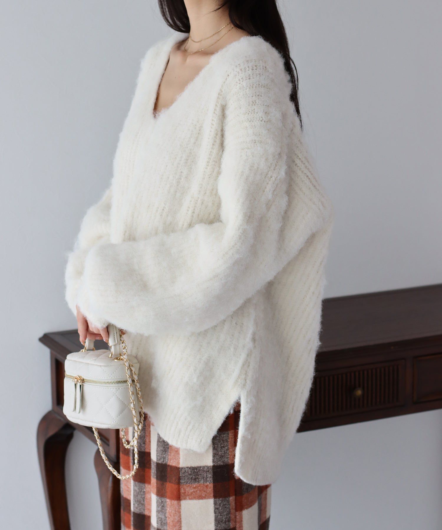 日本 BLUE EAST - 慵懶V領抽鬚寬鬆毛衣-淺米