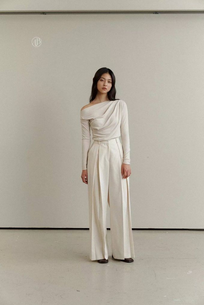 韓國女裝連線 - 不對稱抓褶一字領長袖上衣-象牙白 (FREE)