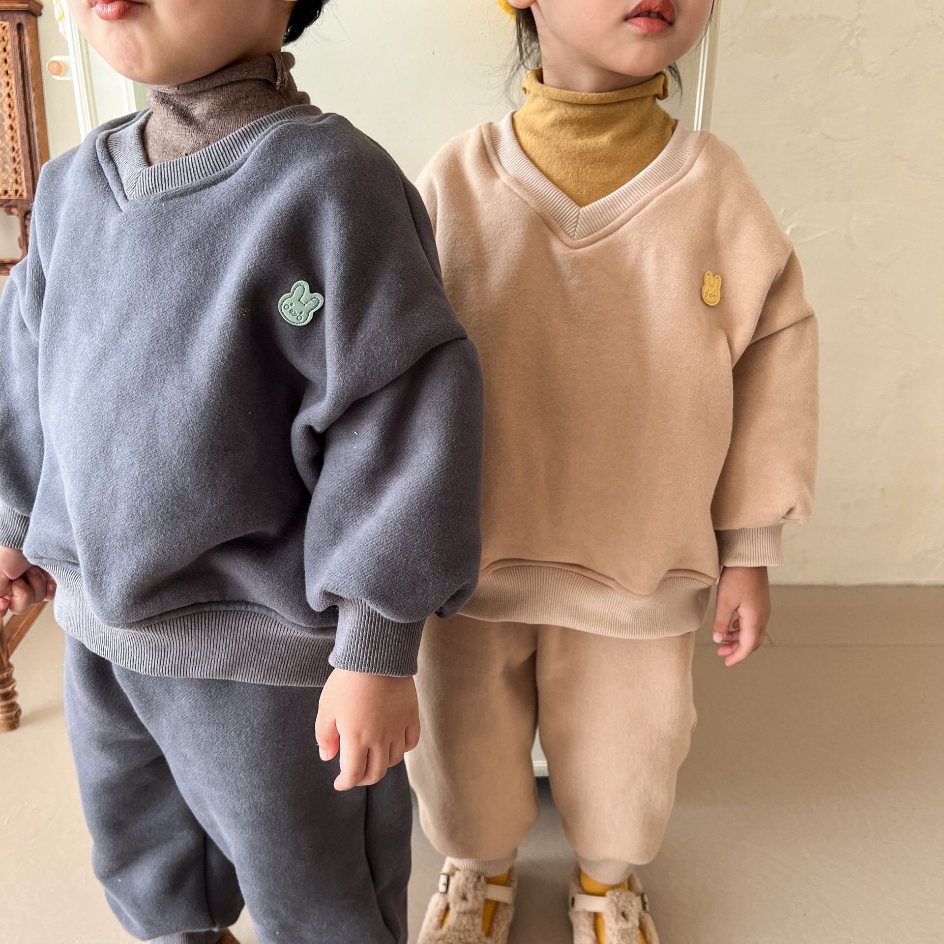 小兔徽章V領加絨長袖套裝-卡其色