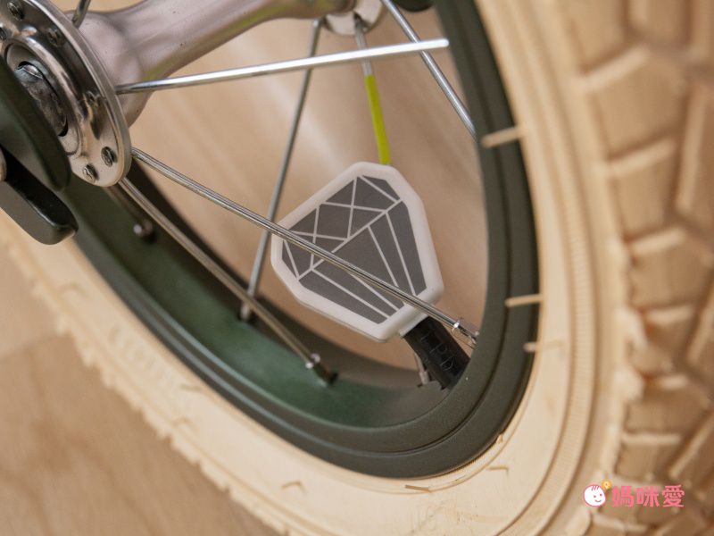 Chelston bikes - Mini Dutch 復古滑步車-復古紅-滑步車 x 1 , 手工編織竹籃 x 1 , 麻料內襯  x 1 , 3 歲以下專用ABS氣嘴蓋 x 1