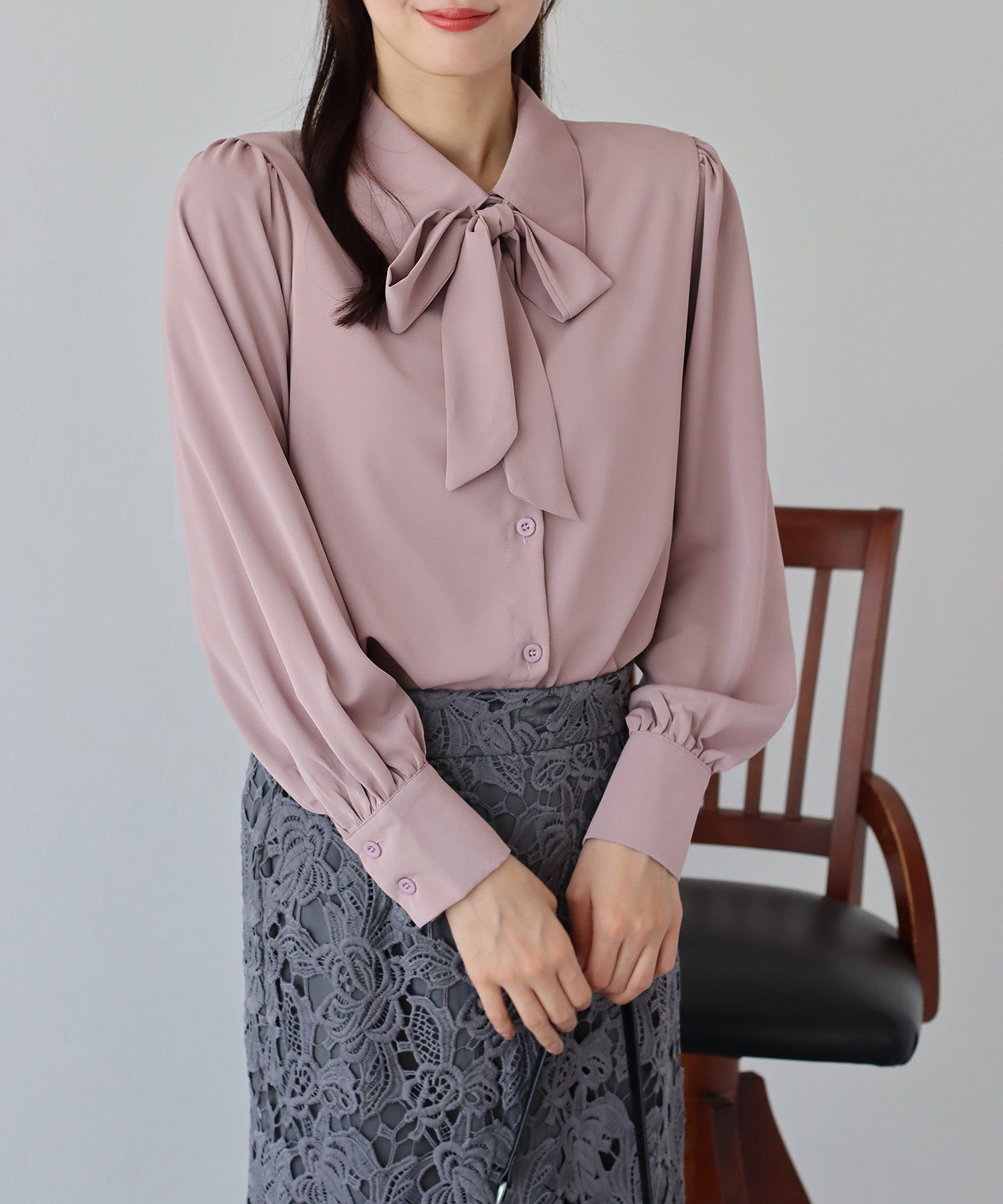 日本 BLUE EAST - 優雅紐結雪紡長袖襯衫-印花-淺杏