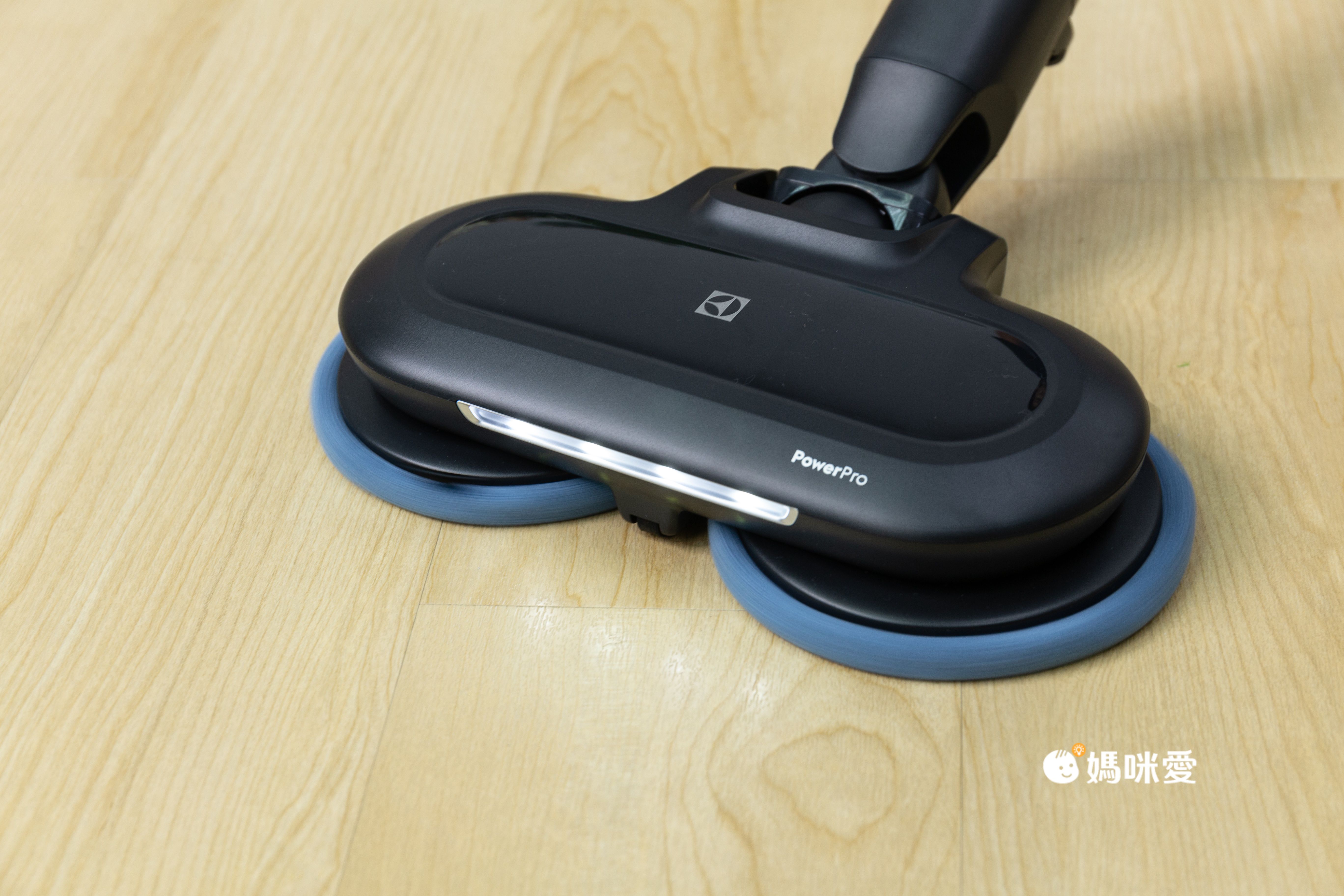 乾濕兩用、超強吸力【Electrolux 伊萊克斯】直立濕拖吸塵器