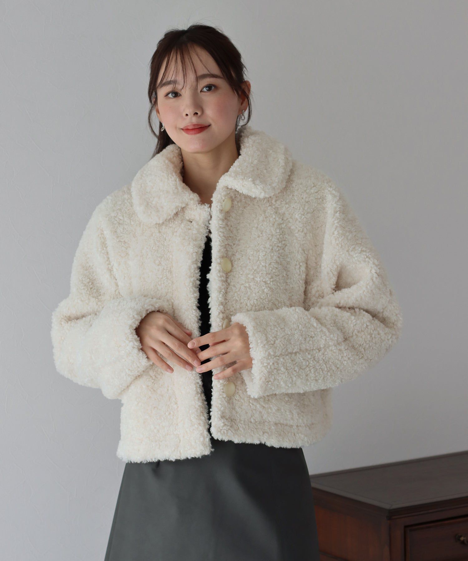 日本 BLUE EAST - 輕盈絨毛圓領短版外套-深咖啡