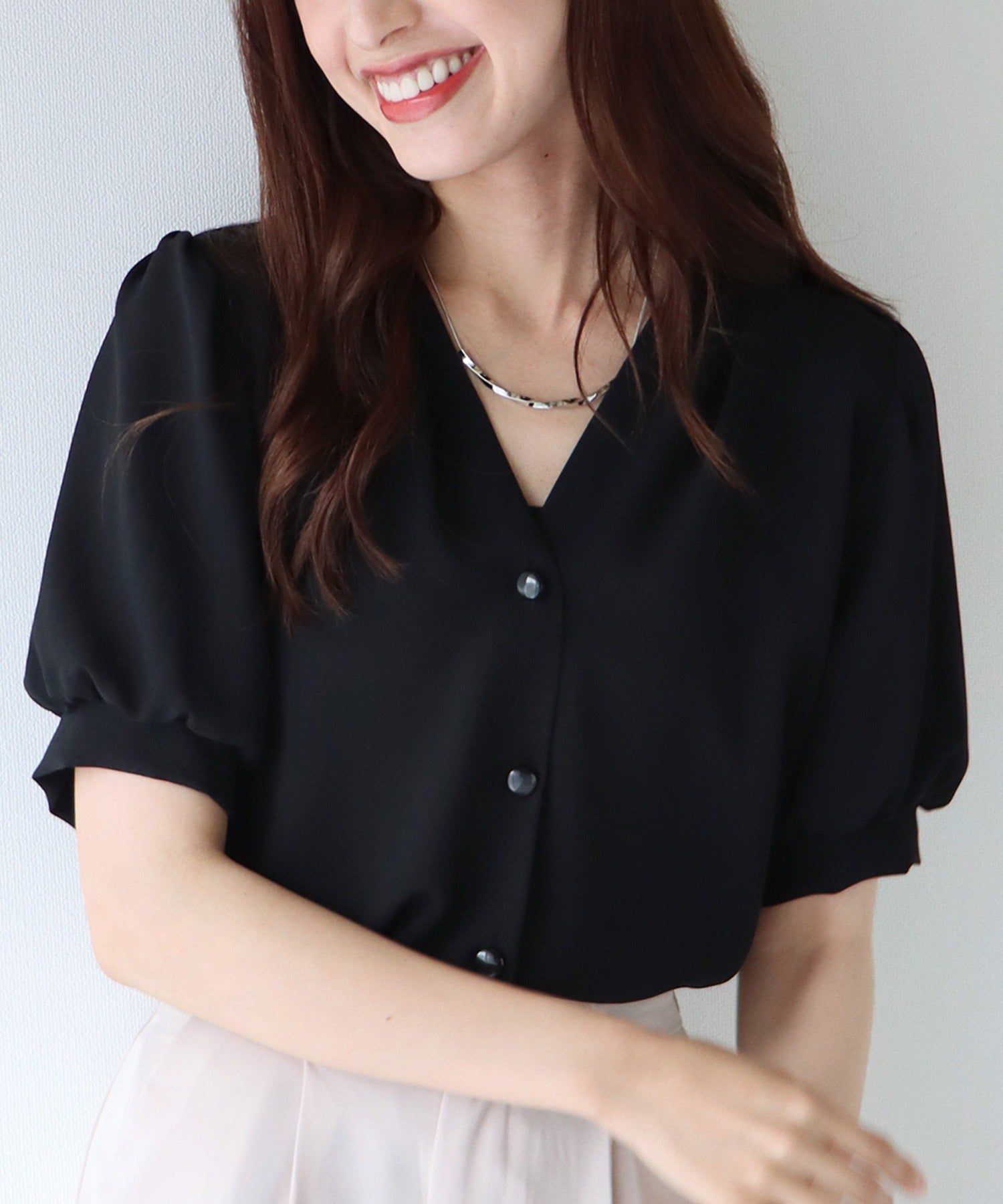 日本 BLUE EAST - 氣質V領珍珠釦短袖襯衫-淺米杏