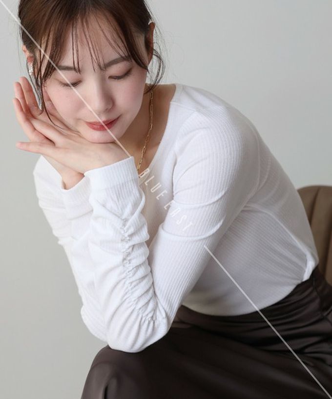 日本 BLUE EAST - 個性皺褶顯瘦U領合身長袖上衣-咖啡